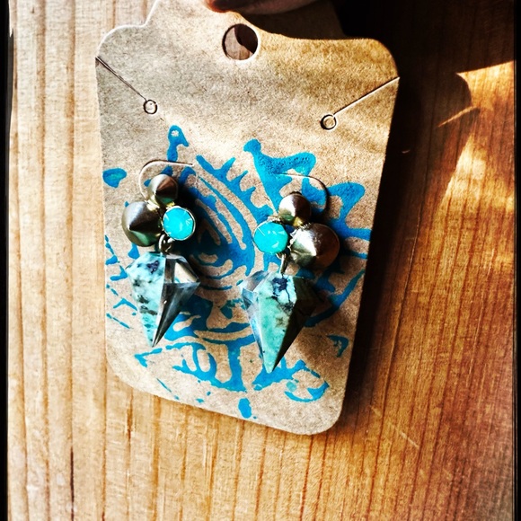 Jewelry - Gold matte post turquoise jeweled earrings.